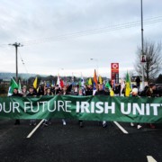 Des manifestants défilent lors de la "marche pour l'unité irlandaise" le 24 novembre 2019 sur le pont de Lifford, situé à la frontière entre l'Irlande et l'Irlande du Nord.