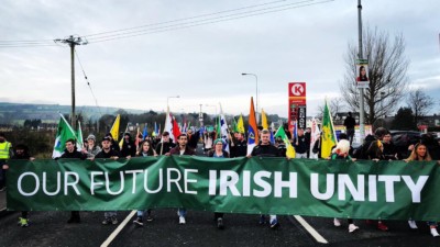 Des manifestants défilent lors de la "marche pour l'unité irlandaise" le 24 novembre 2019 sur le pont de Lifford, situé à la frontière entre l'Irlande et l'Irlande du Nord.
