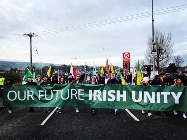 Des manifestants défilent lors de la "marche pour l'unité irlandaise" le 24 novembre 2019 sur le pont de Lifford, situé à la frontière entre l'Irlande et l'Irlande du Nord.